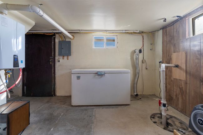 Lower-level kitchenette adds extra functionality | Image 60