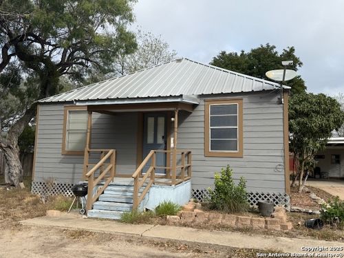 305 E Thornton St, Three Rivers, TX, 78071 | Card Image