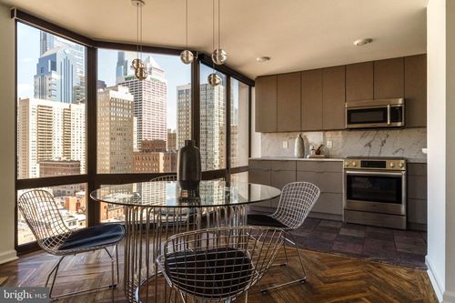 16gh-2018-32 Walnut St, PHILADELPHIA, PA, 19103 | Card Image