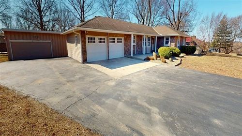 15293 Skyway Dr, Bonner Springs, KS, 66012-7129 | Card Image