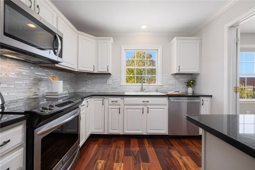 apt-204-231 Maple Ave, Newport, RI, 02840-1070 | Card Image