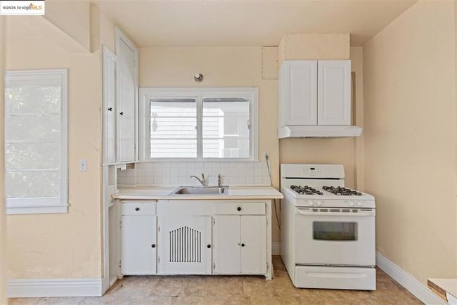 2441 Carleton St, House other with 3 bedrooms, 1 bathrooms and null parking in Berkeley CA | Image 11