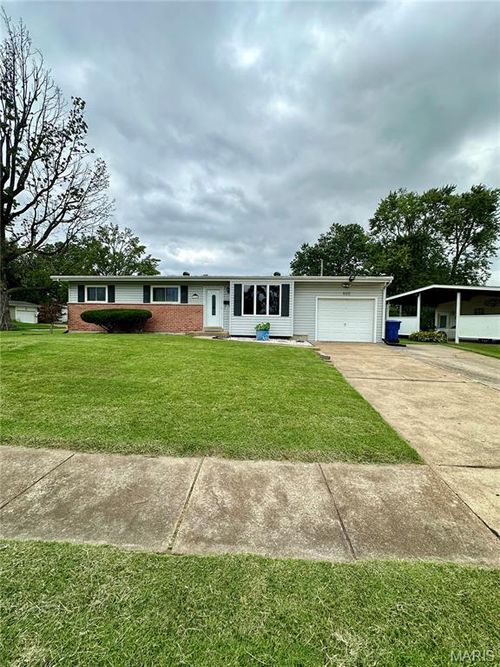 660 Crabapple Ln, Florissant, MO, 63031-2212 | Card Image