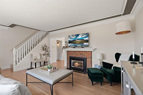 924 Stafford St, Saanich, BC, V8X2V8 | Card Image