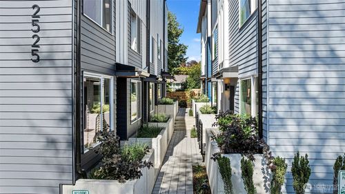 d-2527 29th Ave S, Seattle, WA, 98144-5401 | Card Image