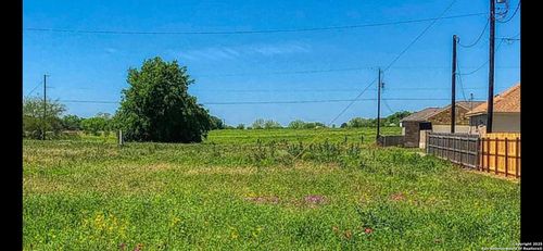 160 N N 1st St, Floresville, TX, 78114-1663 | Card Image
