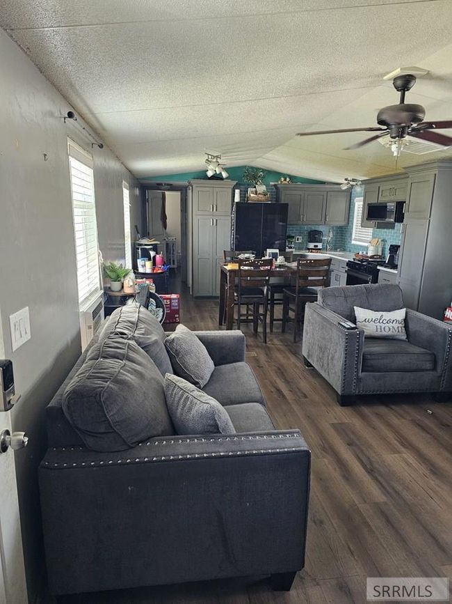 2146 Pine Tree Cir, House other with 3 bedrooms, 2 bathrooms and null parking in Idaho Falls ID | Image 6