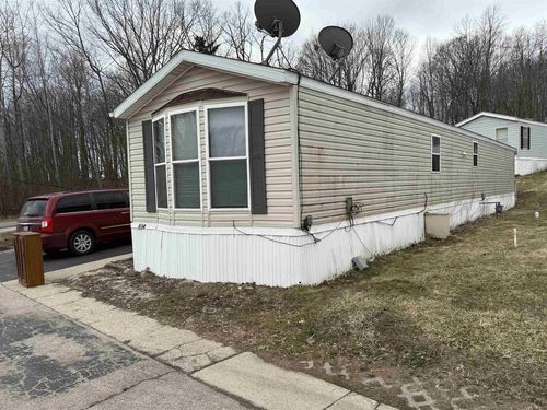 trlr-d14-W211N11863 Hilltop Dr, Germantown, WI, 53022-2336 | Card Image