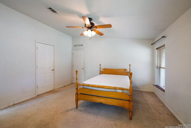 1075 Quail Run, House other with 3 bedrooms, 4 bathrooms and null parking in Lytle TX | Image 16