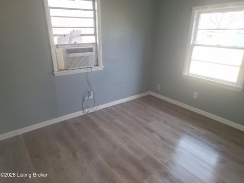 9217 1/2 Alexander Ave, Louisville, KY, 40272-3429 | Card Image