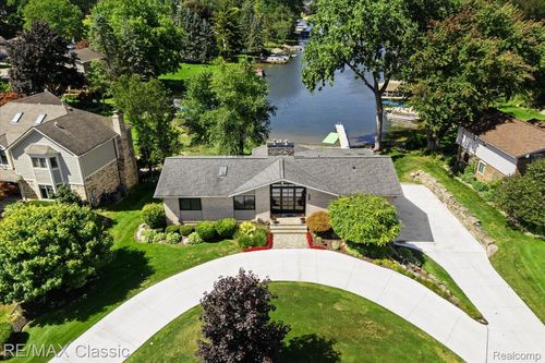 4751 Winewood Ln, Commerce Township, MI, 48382-1539 | Card Image