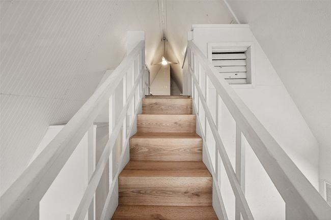 Staircase with laminate floors | Image 30