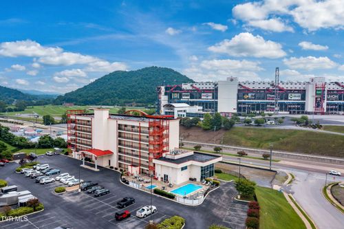 303-120 Raceday Center Dr, Bristol, TN, 37620-1561 | Card Image