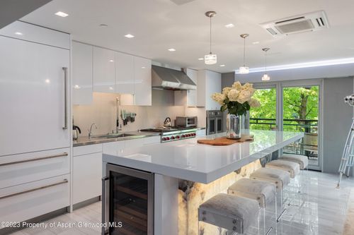 2l-555 E Durant Ave, Aspen, CO, 81611-1994 | Card Image