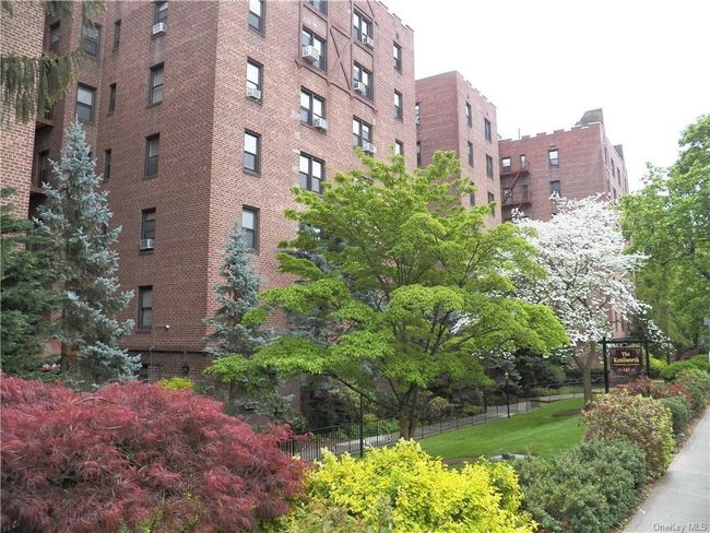 Beautiful landscaped complex | Image 5