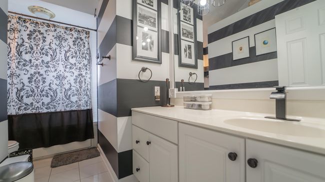 Upper full bathroom | Image 24