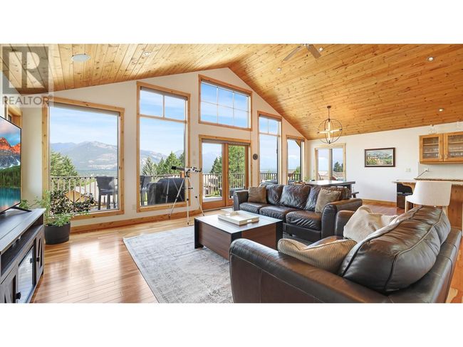 1910 Pineridge Dr, House other with 5 bedrooms, 3 bathrooms and 23 parking in Invermere BC | Image 8