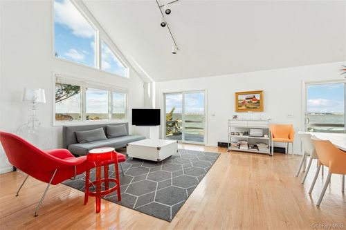 630 Dune Rd, Southampton, NY, 11968-4718 | Card Image