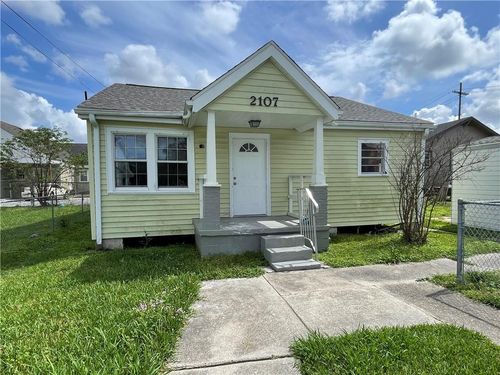 2107 Montesquieu St, Chalmette, LA, 70043-5015 | Card Image