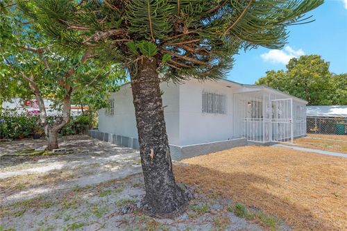 5800 Ne 3rd Ave, Miami, FL, 33137-2105 | Card Image