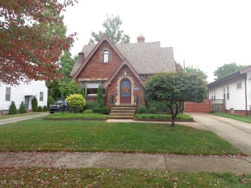 5845 Lotusdale Dr, Parma Heights, OH, 44130-2106 | Card Image