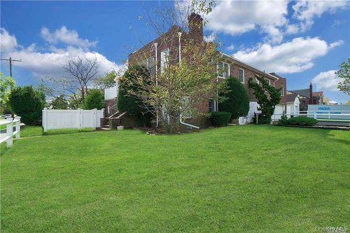 215 Roosevelt Blvd, Long Beach, NY, 11561-3713 | Card Image