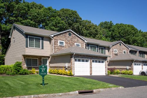 1105-5000 Townehouse Dr, Coram, NY, 11727-2881 | Card Image