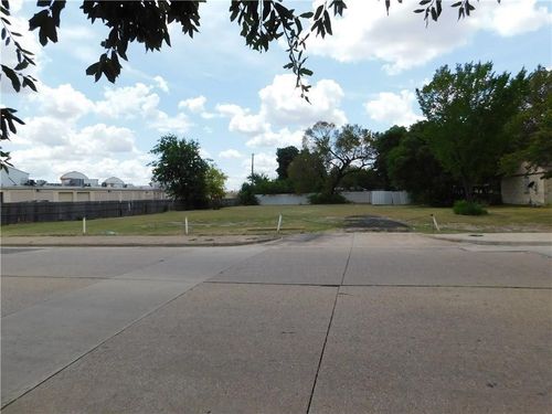 8014 Blossom Ln, Dallas, TX, 75227-6807 | Card Image