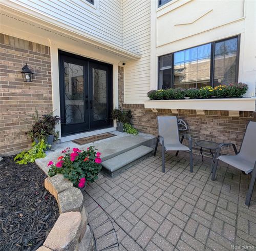7173 Creeks Xing, West Bloomfield, MI, 48322-3504 | Card Image