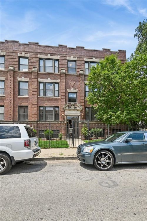 3s-4220 S Champlain Ave, Chicago, IL, 60653-2690 | Card Image