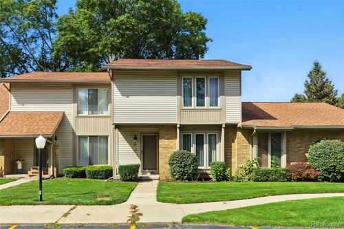31 Willow Way, Waterford, MI, 48328-2947 | Card Image