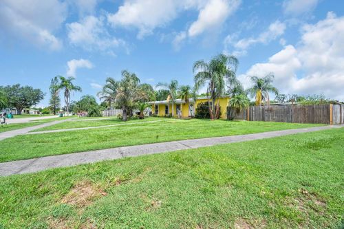 105 Se Castana Ct, Port St. Lucie, FL, 34983-8428 | Card Image