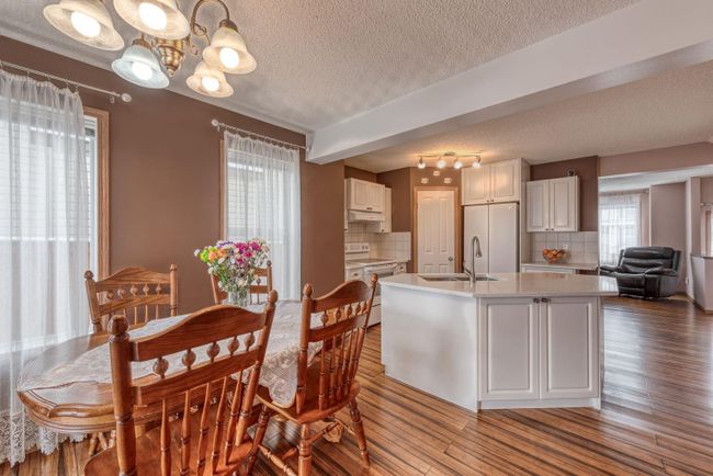 160 Eversyde Circle Sw, Home with 3 bedrooms, 2 bathrooms and 4 parking in Calgary AB | Image 5