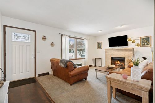 1051 Kaplan Dr, Waterloo, IA, 50702-4205 | Card Image