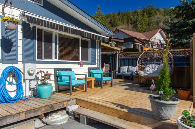 734 Upper Crescent, House other with 3 bedrooms, 2 bathrooms and 2 parking in Britannia Beach BC | Image 5
