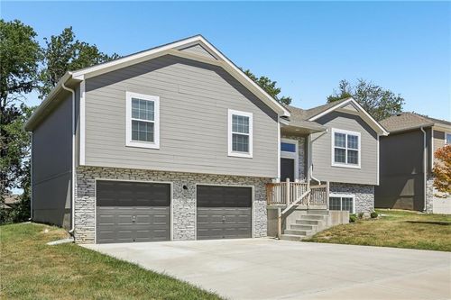 910 Nw Hilltop Ln, Grain Valley, MO, 64029-7738 | Card Image