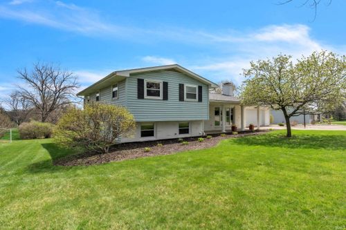 105 Hillcrest Dr, Kendallville, IN, 46755-1925 | Card Image