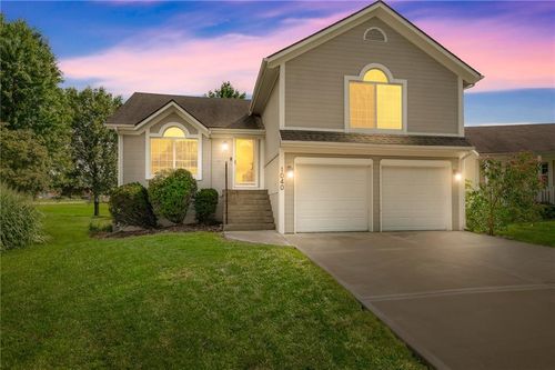 1040 Ne Queens Ct, Lees Summit, MO, 64064-1770 | Card Image