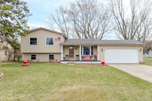 7357 Ponderosa Dr, Swartz Creek, MI, 48473-9453 | Card Image