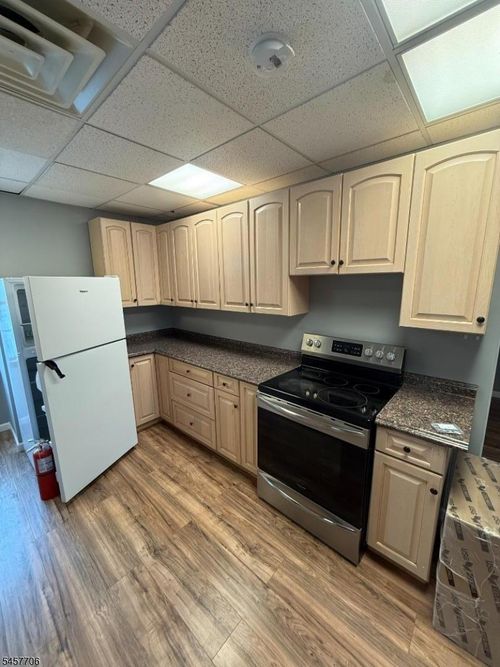 b4-350 Sparta Ave, Sparta, NJ, 07871-1120 | Card Image