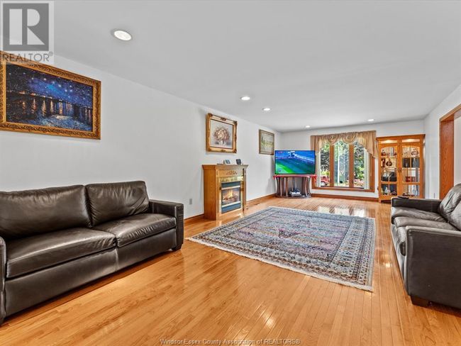 315 Majestic Dr, House other with 4 bedrooms, 4 bathrooms and null parking in Tecumseh ON | Image 9