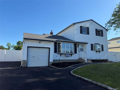 3 Perry Street, Islip, NY, 11717 | Card Image