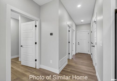 553 N 4th Ave, Eldridge, IA, 52748-1370 | Card Image