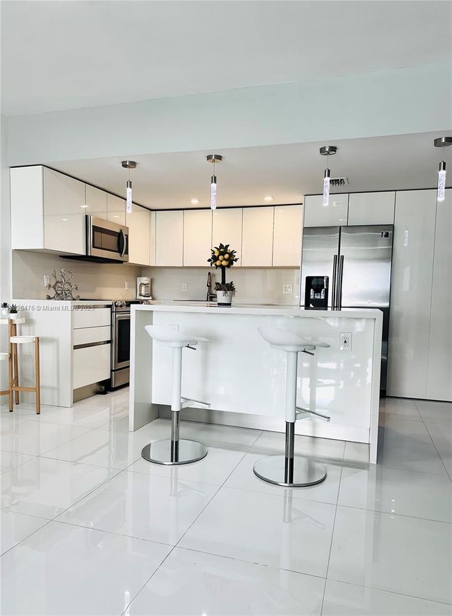 APT-911 - 19390 Collins Ave, Condo with 2 bedrooms, 1 bathrooms and null parking in Sunny Isles Beach FL | Image 15