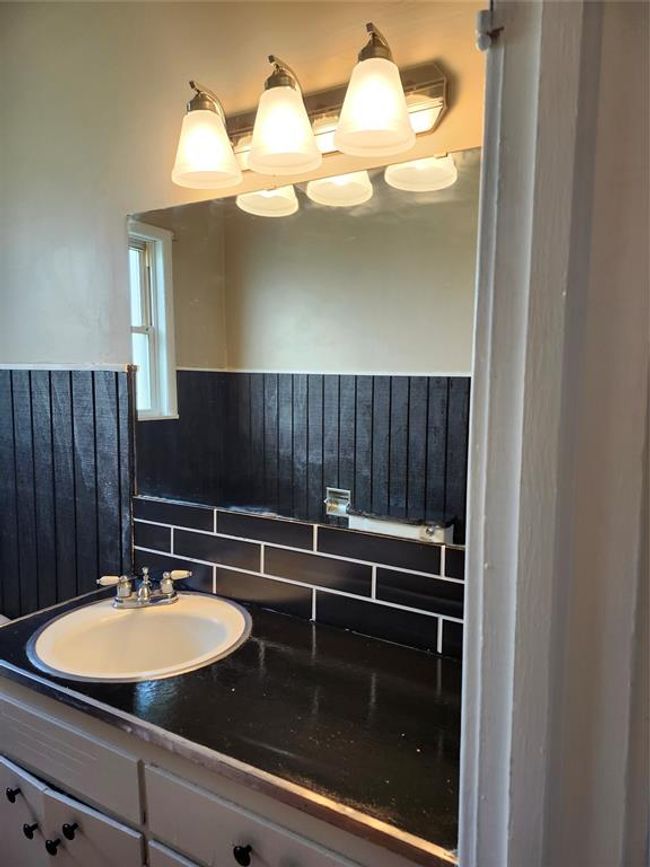 Bathroom with backsplash and vanity | Image 8