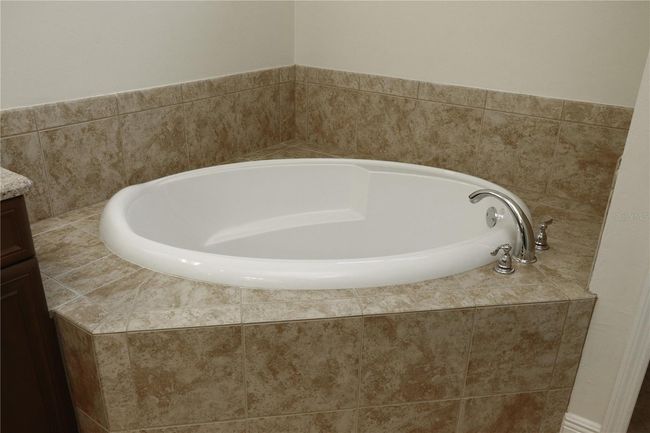 Huge soaker tub in master bath | Image 11