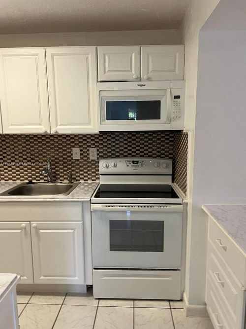 apt-102-927 Ne 199th St, Miami, FL, 33179-5823 | Card Image