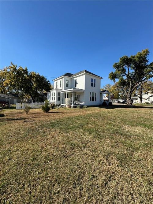 304 S 9th St, Humboldt, KS, 66748-1910 | Card Image