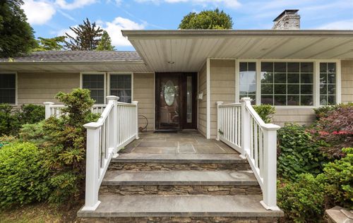 13 Stillman Rd, Glen Cove, NY, 11542-4033 | Card Image