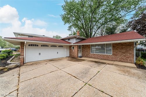 21298 Nottingham Dr, Fairview Park, OH, 44126-3015 | Card Image